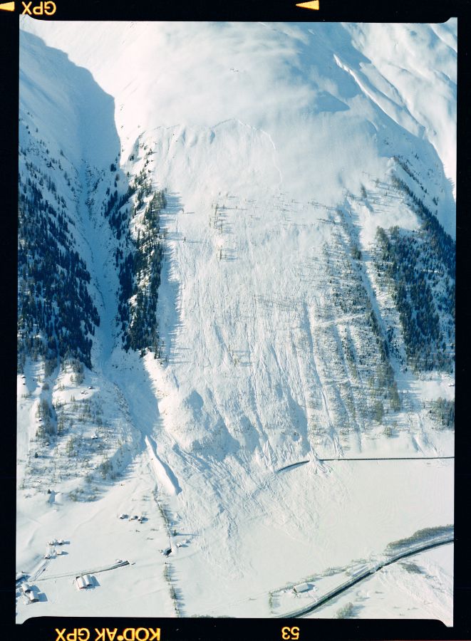 Die Kantonsstrasse wird zwischen Oberwald und Obergesteln durch eine Galerie geschützt. Die ‘Sitilawine' hat die Galerie überflossen und die Bahnlinie, welche nahe des Rotten verläuft, wurde vom Staubanteil der Lawine überführt. Im gleichen Abschnitt eine Lawine aus dem Gegenhang, von der südlichen Talseite her, welche die Bahnlinie blockiert. Aufnahmerichtung: SE, 26. 02. 1999, 16:05; Titel der Aufnahme: JUNGSTAFEL; Goms, Wallis Kameramodell: Expression 11000XL